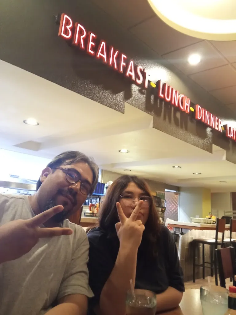 Elsa Macias_The Burger Den_Nogales_review