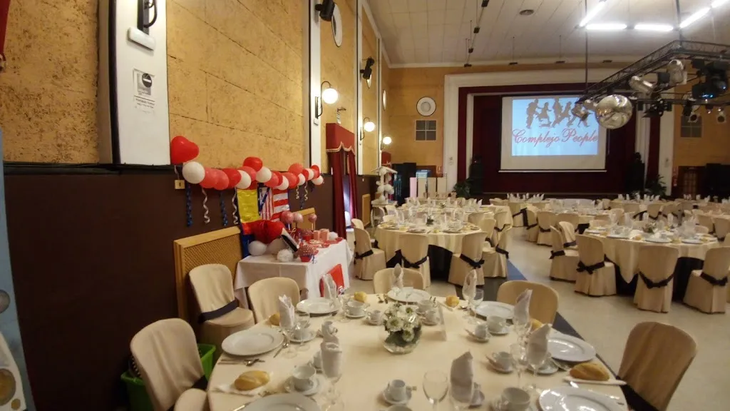 Complejo People restaurant in Puebla de la Calzada