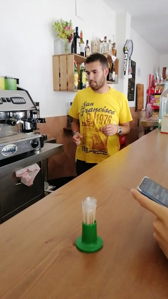 Andrés González Batista_Bar-i-var_Olivenza_review