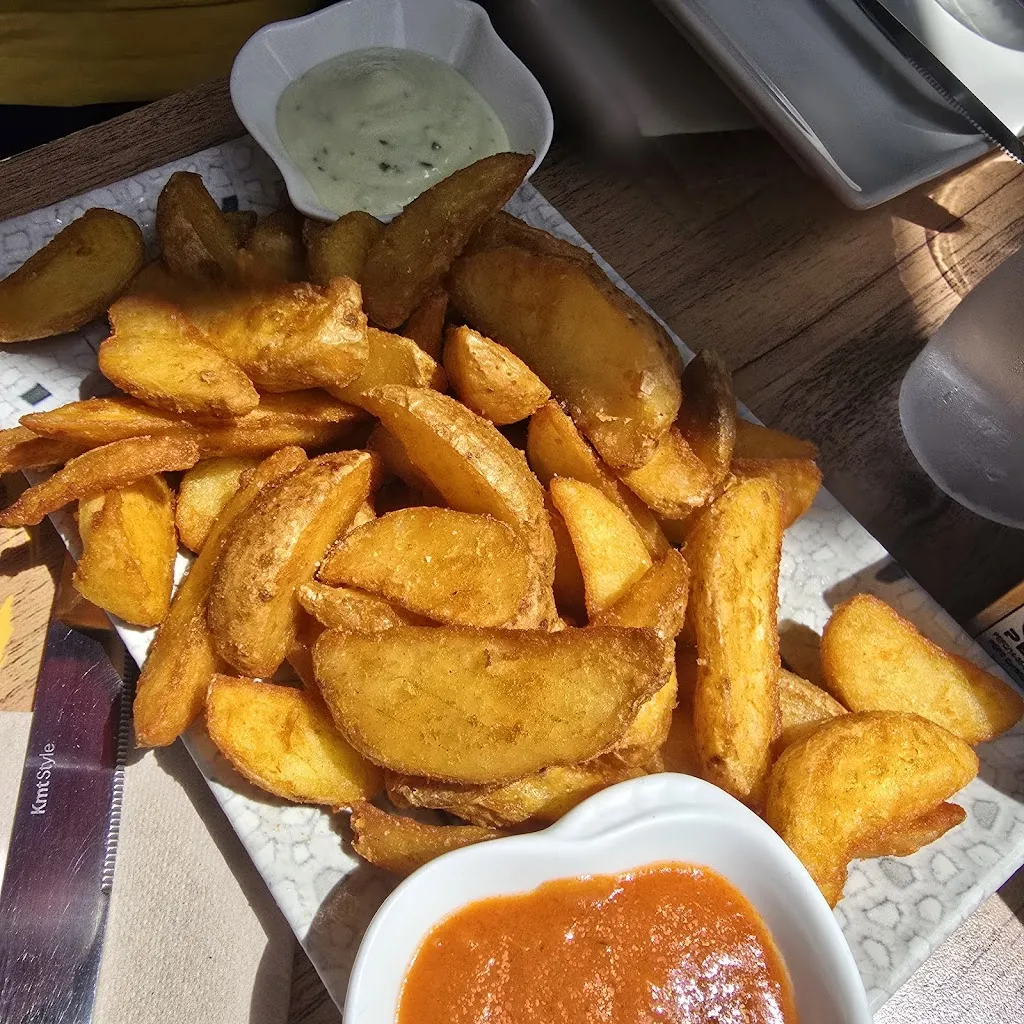 Laura Poland_LA REINA_Reina_review