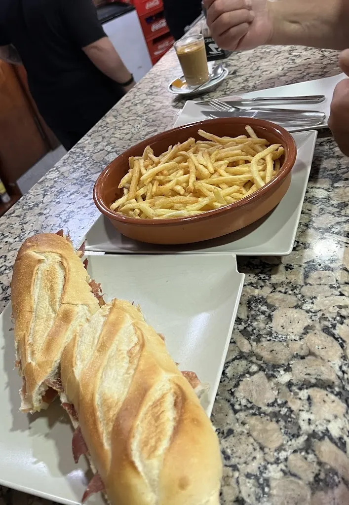 Jindriska Oborny_Bar restaurante El Triángulo_Santa Amalia_review