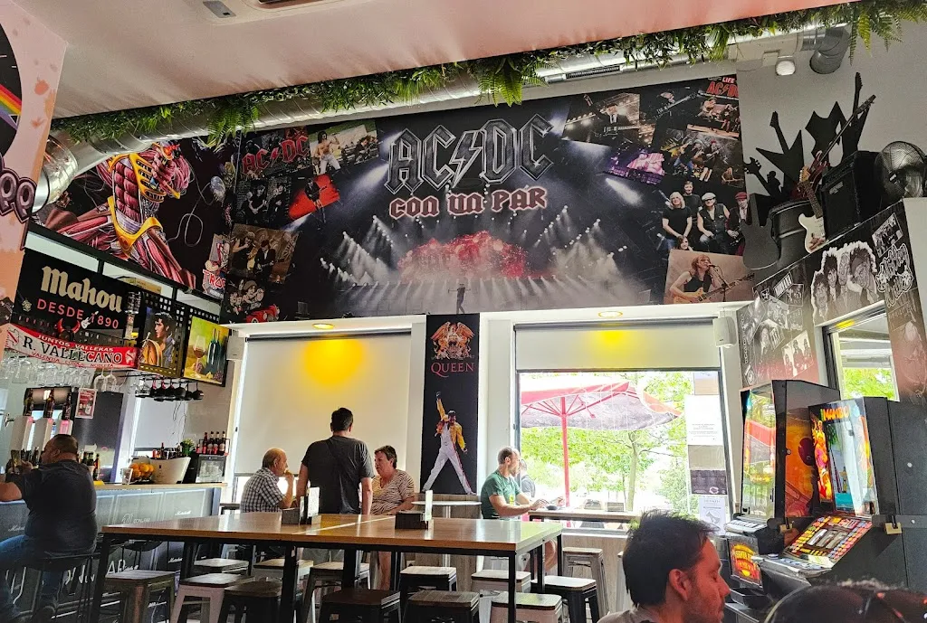 ROCÍO RochiVk_Con un par_Artés_review