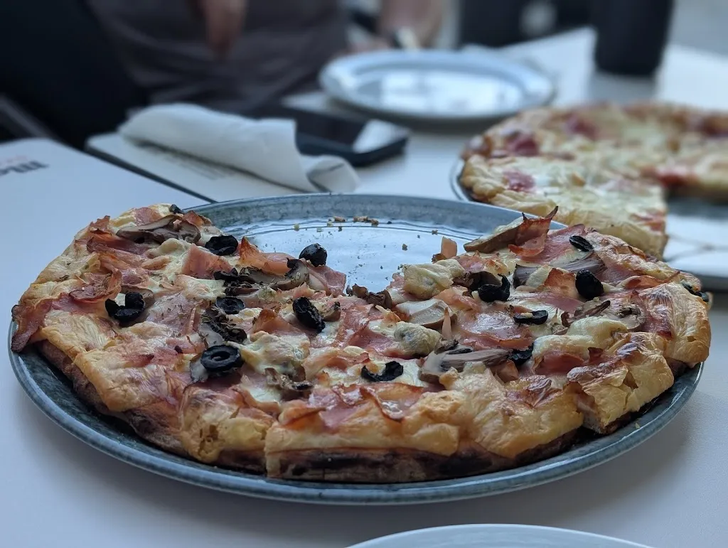 Bryan Birn_Pizzería Atenas_Melide_review