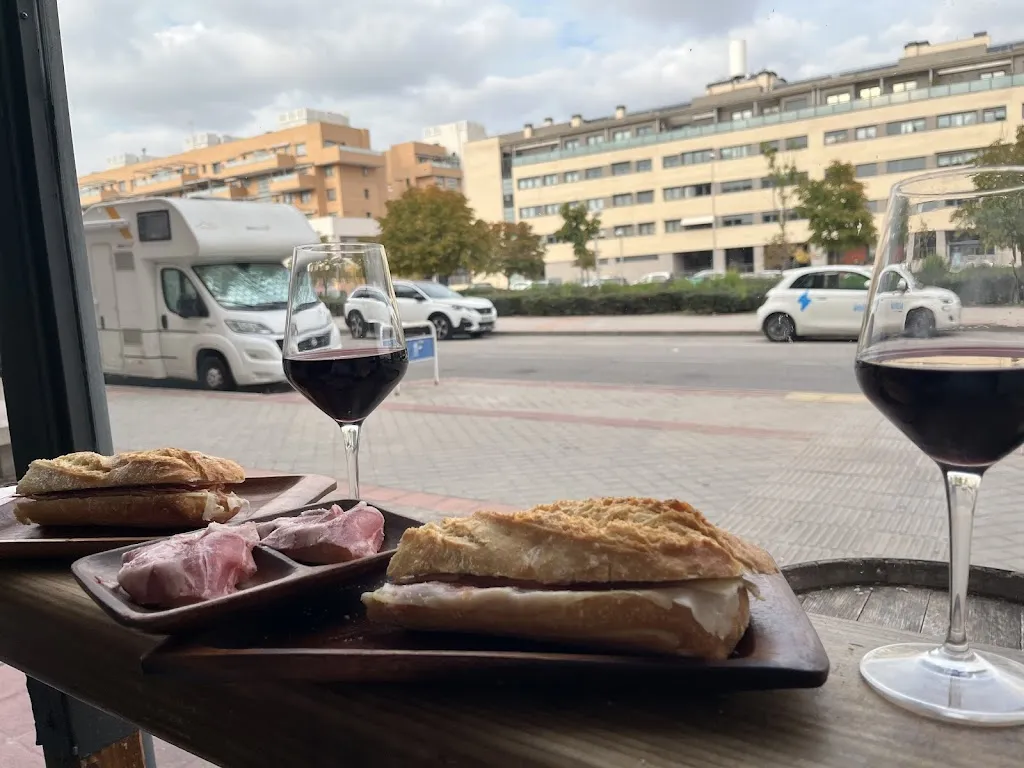 Victor Manuel Hernandez Alva_El Rincón Ibérico de Las Tablas_Melide_review