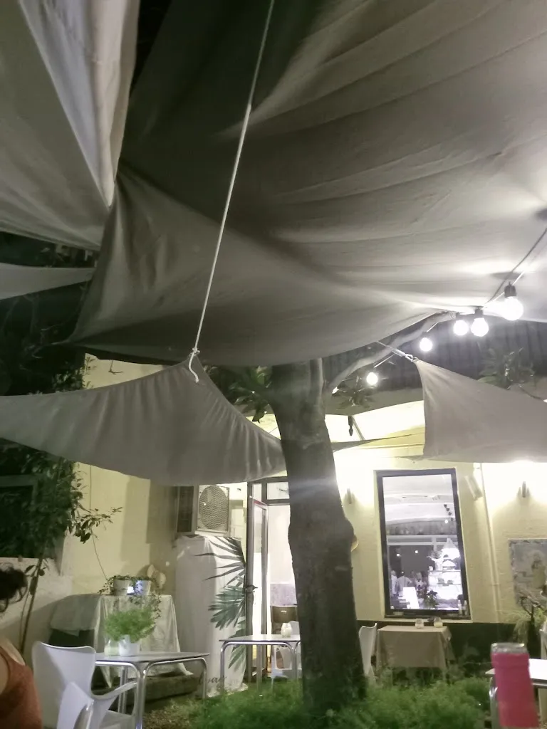 J G C_Xalavia_Argentona_review