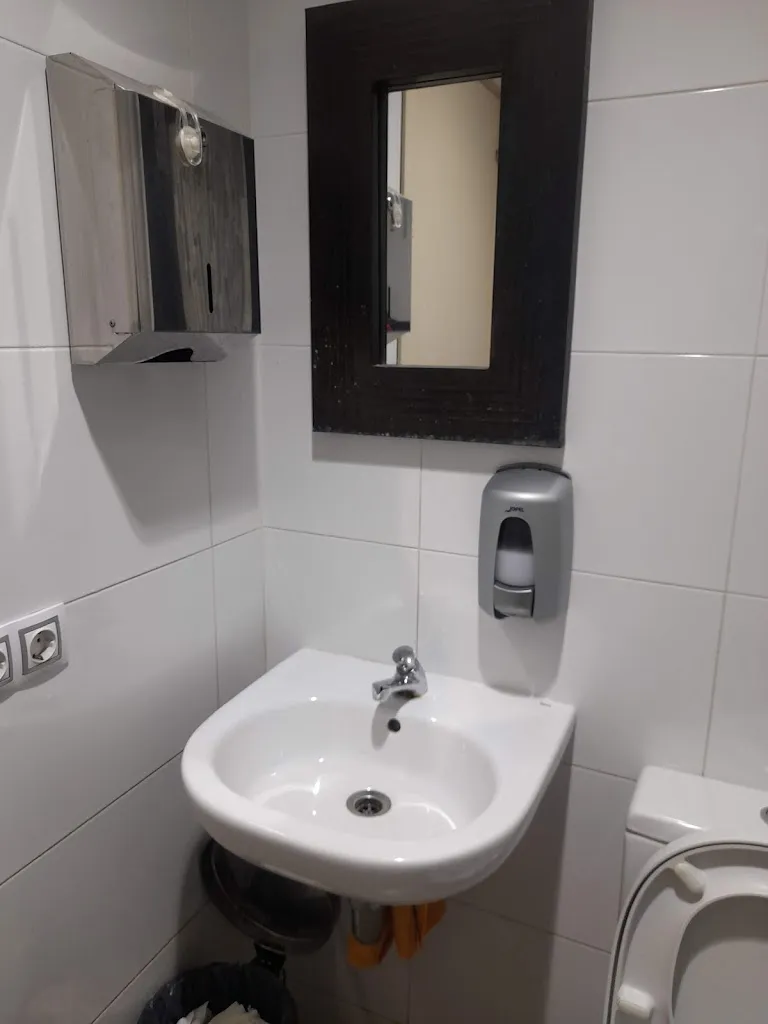 Isi Btt_BAR LAURA_Argentona_review