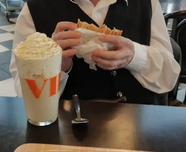 Alfons Gonzalez Perez_Viena_Cabrera de Mar_review