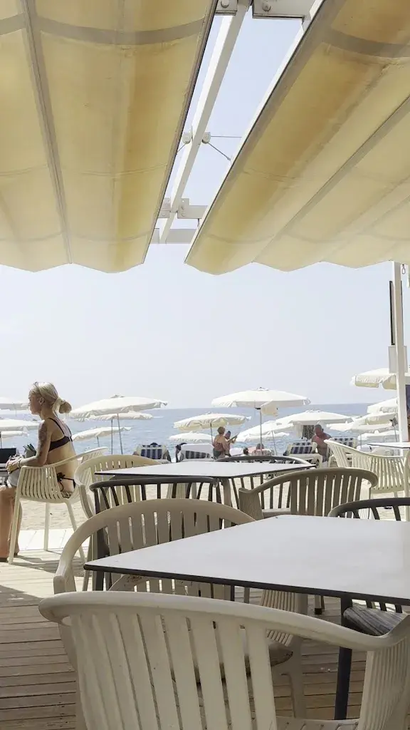 Hannah Ryan_𝗕𝗟𝗨𝗘 𝗕𝗔𝗥 𝗕𝗘𝗔𝗖𝗛 𝗖𝗟𝗨𝗕 | 𝗖𝗔𝗟𝗘𝗟𝗟𝗔 | Restaurante en la playa_Calella_review