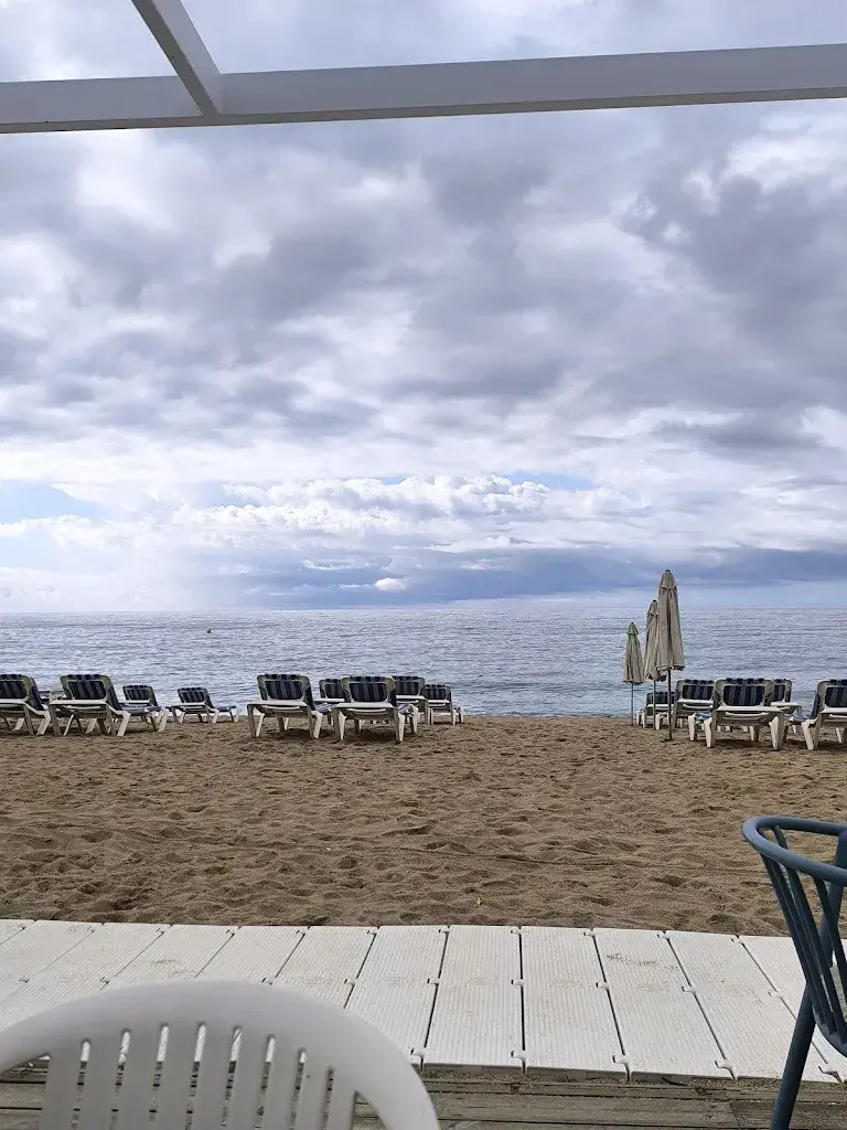 Sanja Pesic_𝗕𝗟𝗨𝗘 𝗕𝗔𝗥 𝗕𝗘𝗔𝗖𝗛 𝗖𝗟𝗨𝗕 | 𝗖𝗔𝗟𝗘𝗟𝗟𝗔 | Restaurante en la playa_Calella_review