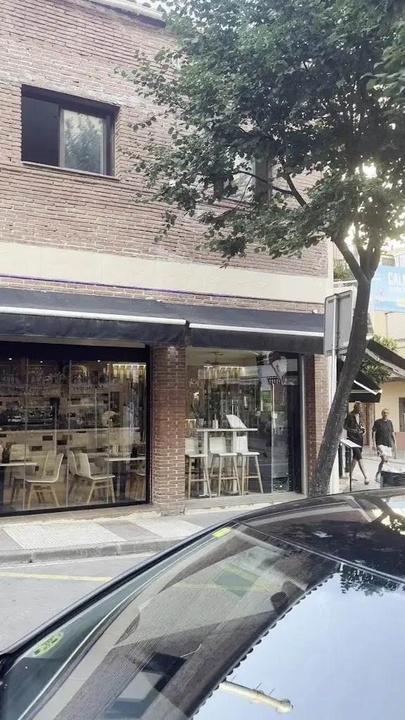 Hannah Ryan_CAN TIVILL_Calella_review