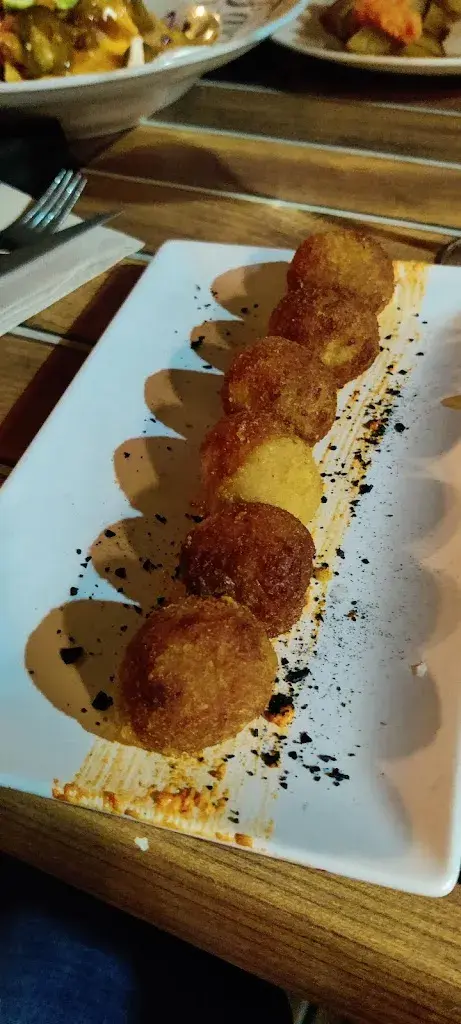 Pushkar Chavan_Gatzara_Canet de Mar_review