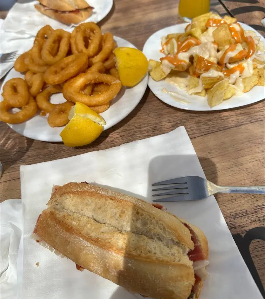 Judit de Lázaro Giralt_Bar Molina_Canovelles_review