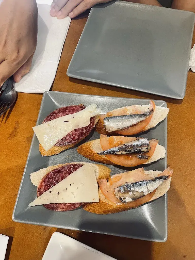 Carles Carrera_Mesón O Malecón_Ortigueira_recensione