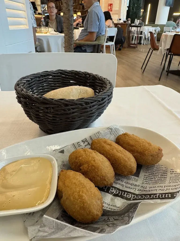 Assylkhan Aitmagambetov_Casa Carmen Plenilunio_Carme_review