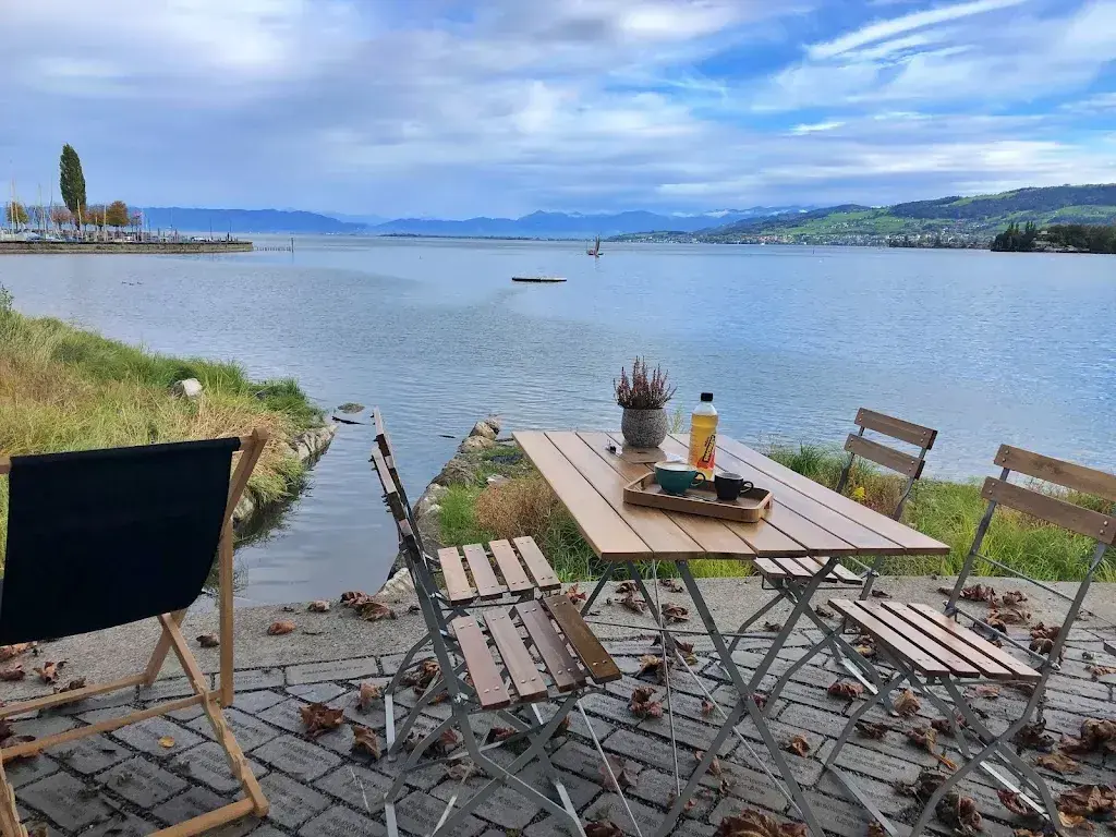 Jürg Daniel_Trailer am See_Arbon_reseña