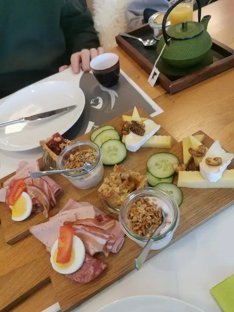 Anita Pavlovic_Dorf 16, Simone Schmalz_Oberwangen_review