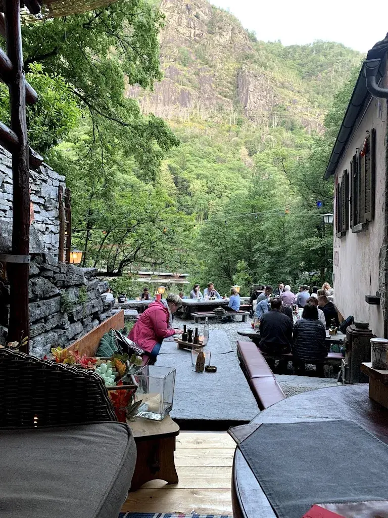 Olena Stoliarchuk_Grotto America_Tegna_review