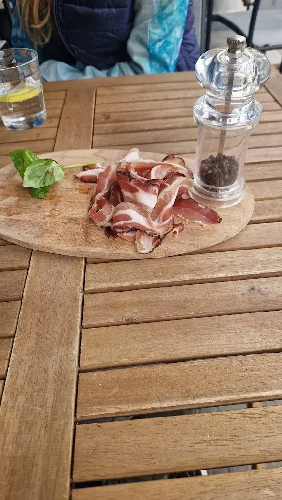 Rahel Nora Röthlisberger_Leoncavallo Café_Brissago_Bewertung