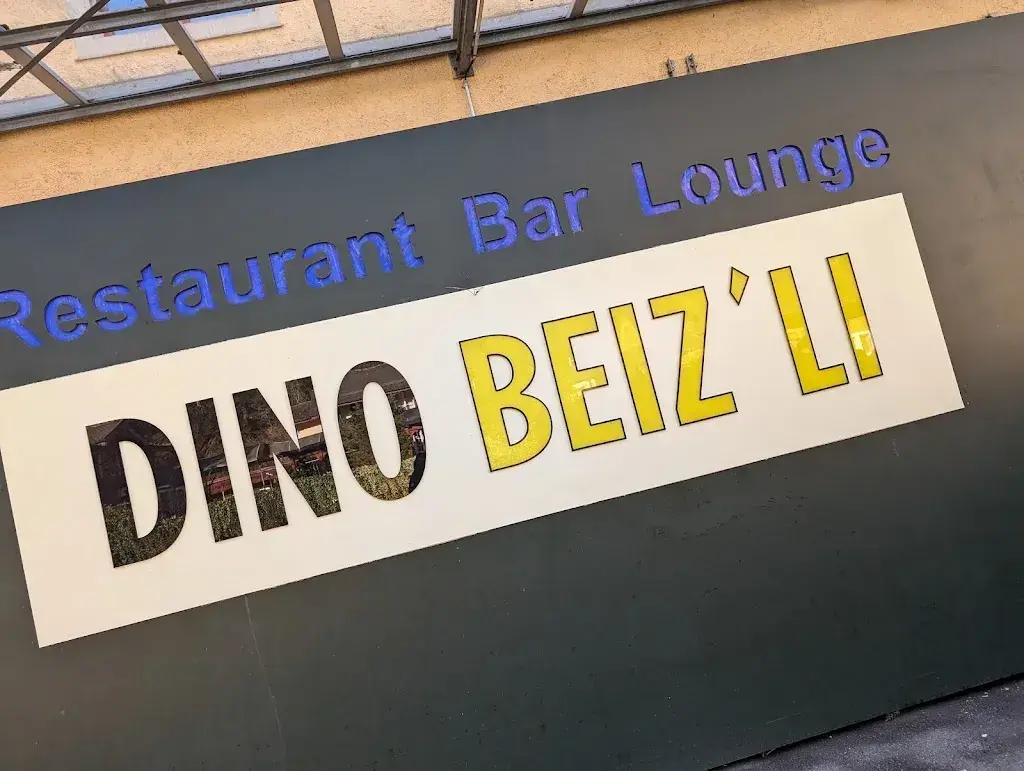 Lukas Timko_Dino-Beiz'li_Seegräben_reseña