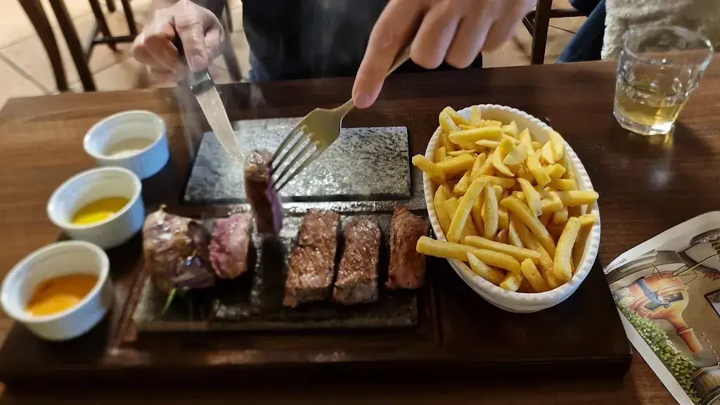 Petra G._Dino-Beiz'li_Seegräben_reseña