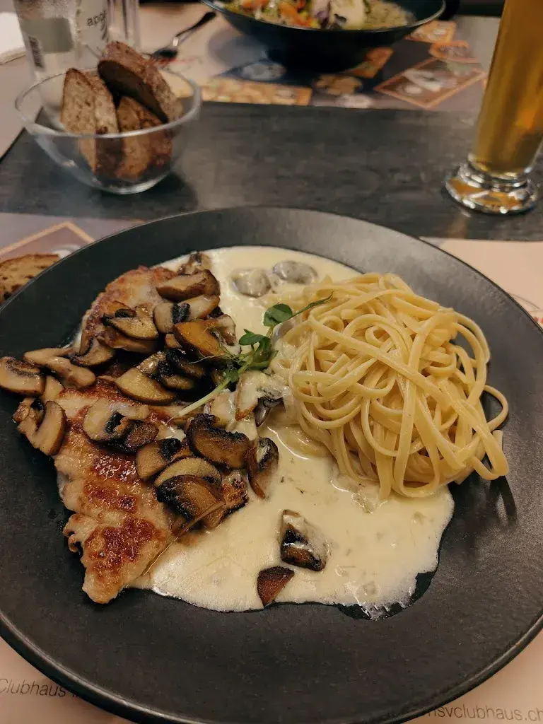 Rolf Ast_HSV Clubhaus_Halten_recensione