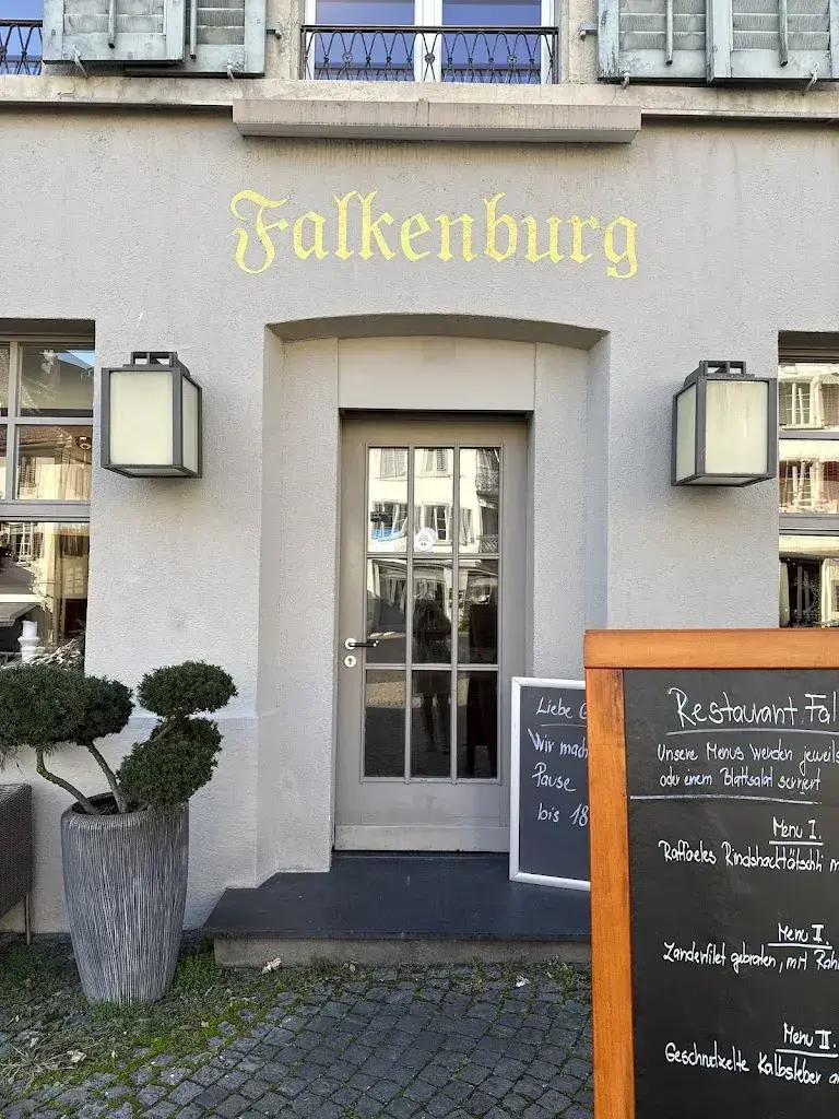 Bobbie Jean DeMunck_Falkenburg_Rapperswil-Jona_review