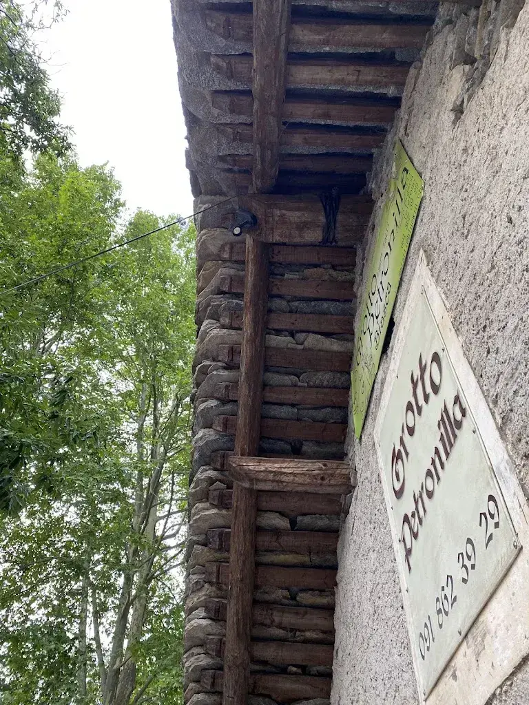 Lucia Chiapuzzi_Grotto Petronilla_Biasca_review