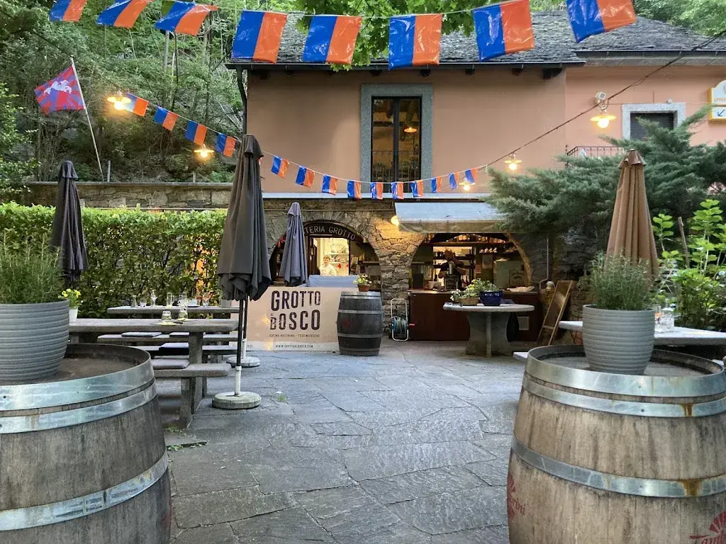 Silvia minima Maxima_Grotto al Bosco_Avegno_review