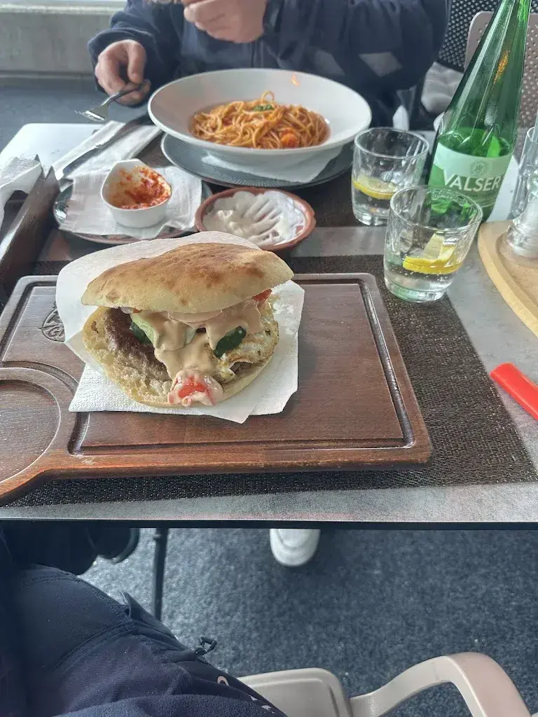 Xhenis Hoxhaj_Rina_Emmen_review