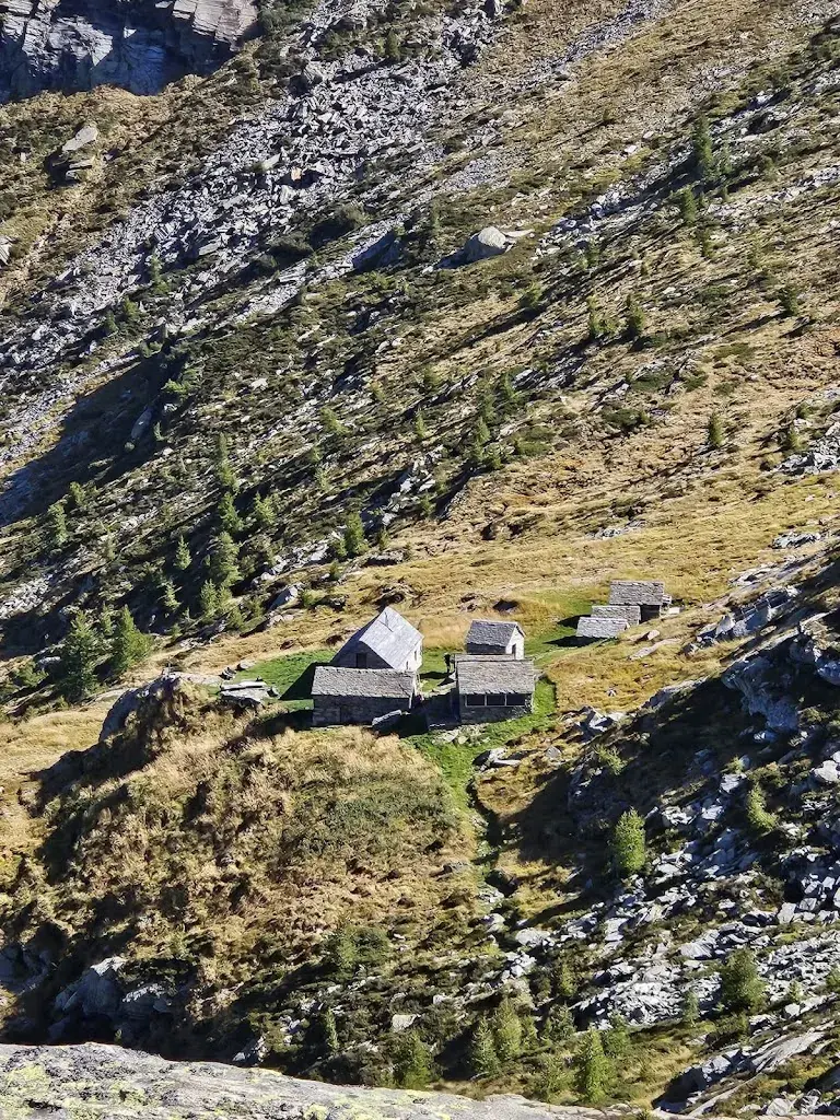 Loredana Geninazza_Capanna Cornavosa_Verzasca_review