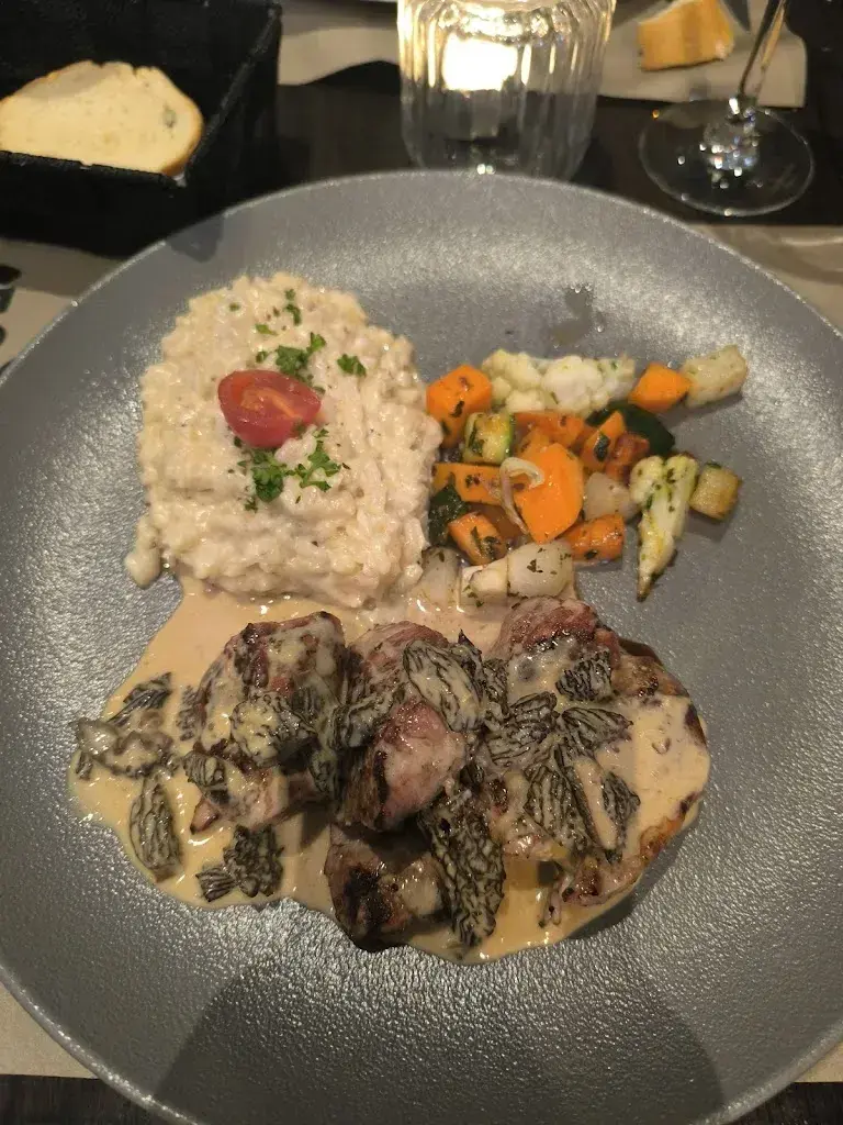 lara Guérin_Grotto 04_Bex_review