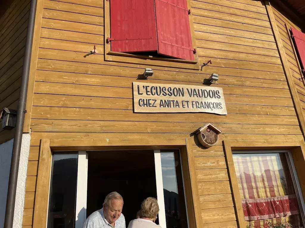 Tim Dennis_L'Ecusson Vaudois_Panex_review