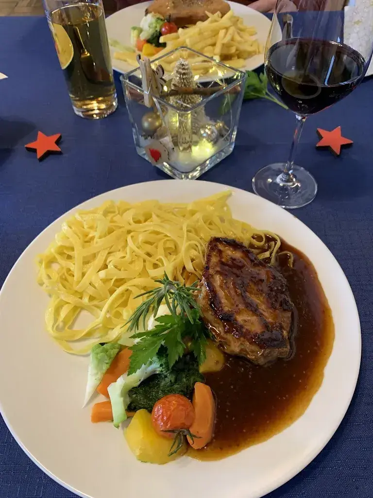 Jouella Jorine Mica Hählen_Restaurant Gabelspitz Schallenberg_Eggiwil_avis