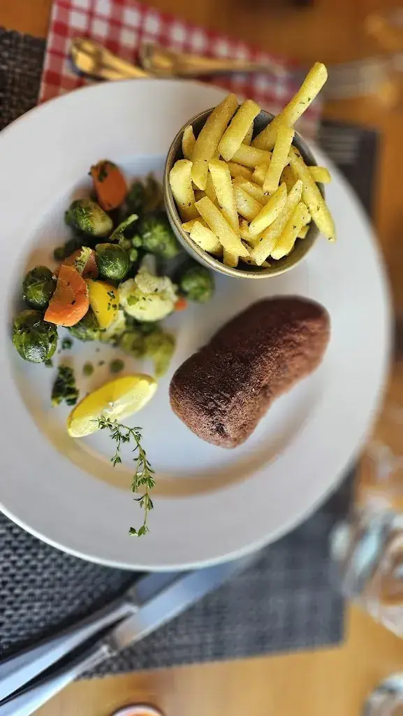 Ivan Akampurira_Mountain Hotel Mettmen_Schwanden_recensione