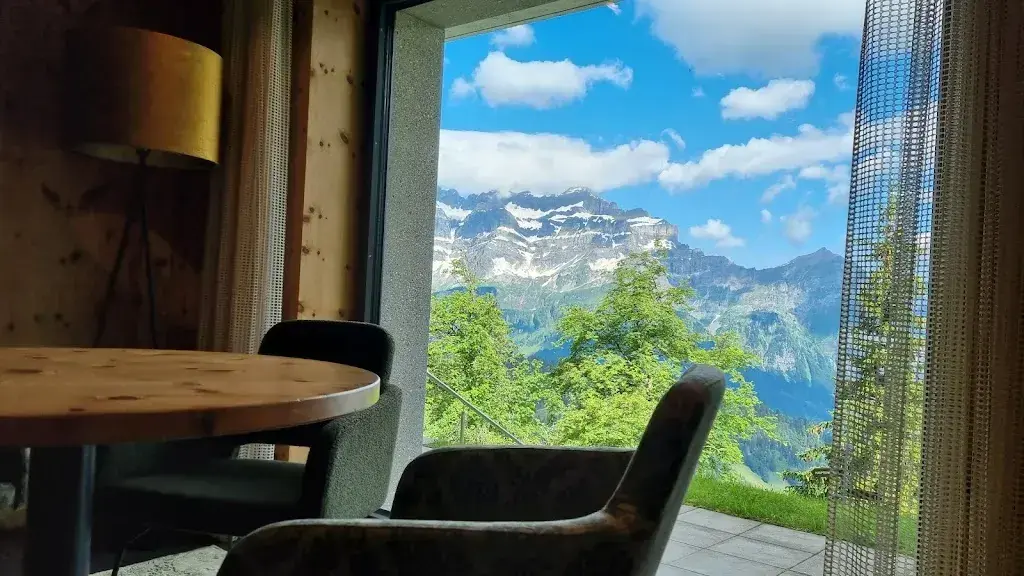 Steph Wartmä_Mountain Hotel Mettmen_Schwanden_recensione