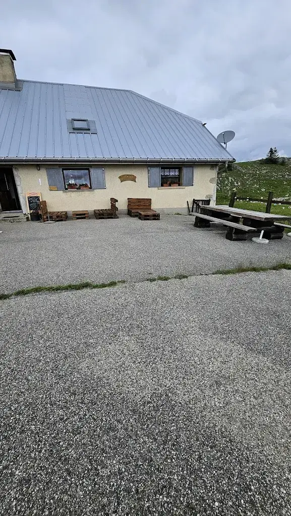 Michel Genevaz_Buvette du Mont Tendre, Christine et Christophe Morel_Montricher_review