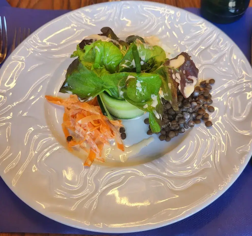 Laura Ty_Auberge Au Milieu du Monde_Pompaples_review