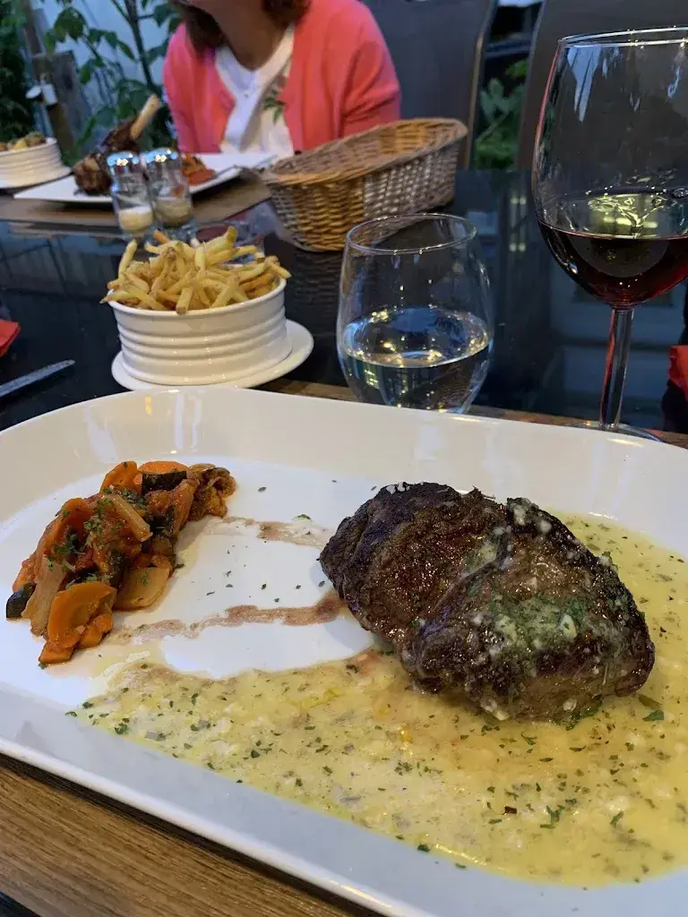 Emma Darriba_Café-Restaurant de la Poste et Cavin Traiteurs_Villars-Mendraz_review