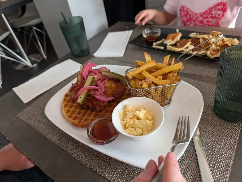 Elke Holderbeke Hewitt_East Side Pully_Pully_review