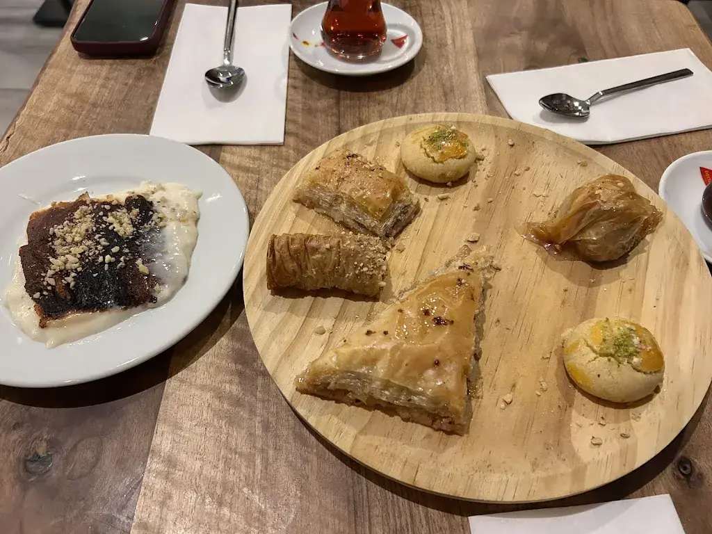 Buse Ünlü_Istanbleu_Renens_review