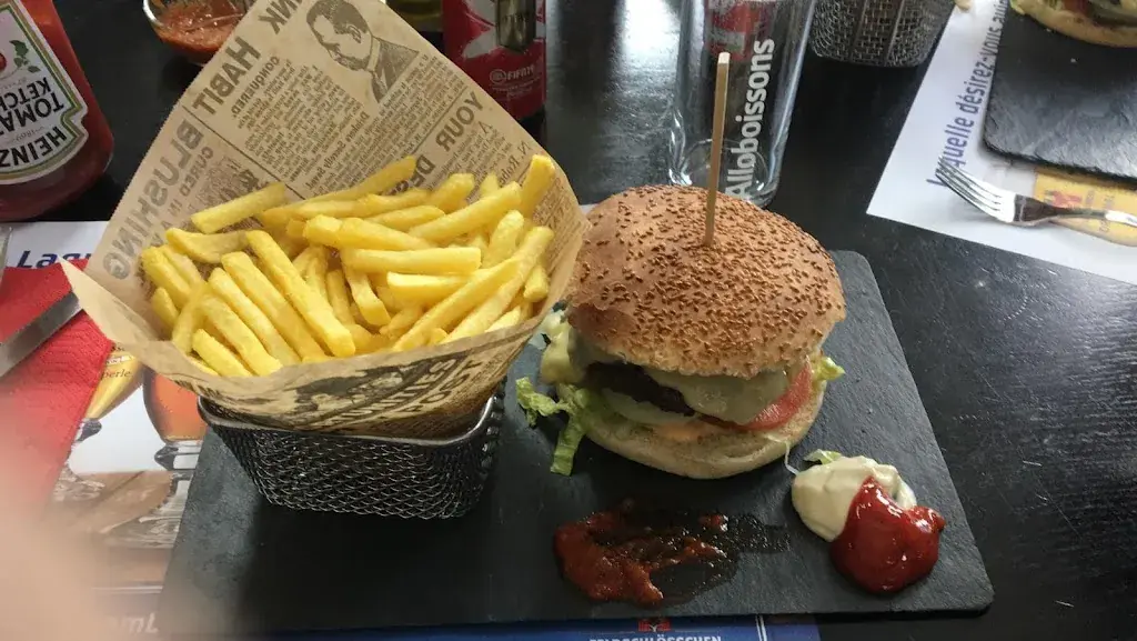 Azmi N._Triangle Bar_Renens_recensione