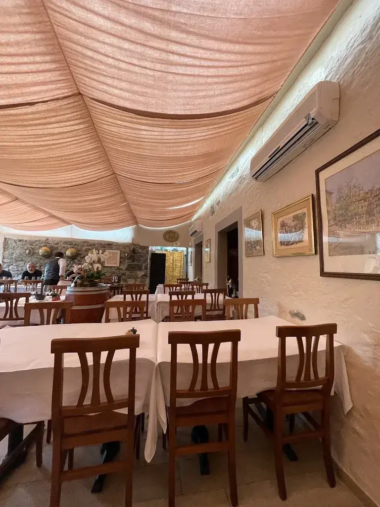 Hessa M. Al Bawardy_Auberge de Dully_Dully_reseña