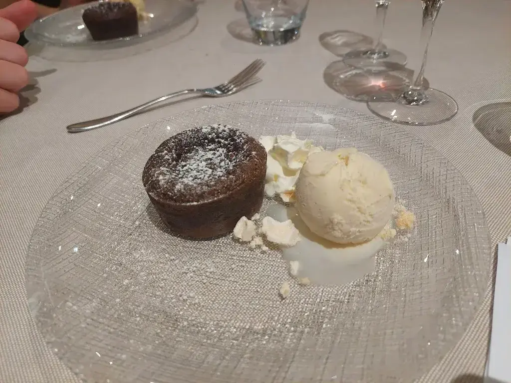 Dimitrios Samakovlis_Café-Restaurant Le Débarcadère_Saint-Sulpice_reseña