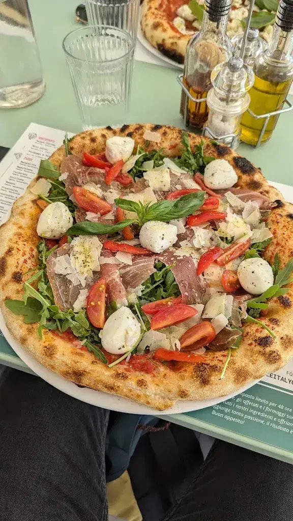 Tiago Oliveira_Little Italy Pizzeria_Coppet_review