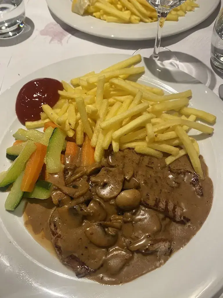 Noah Campbell_le National_Versoix_review