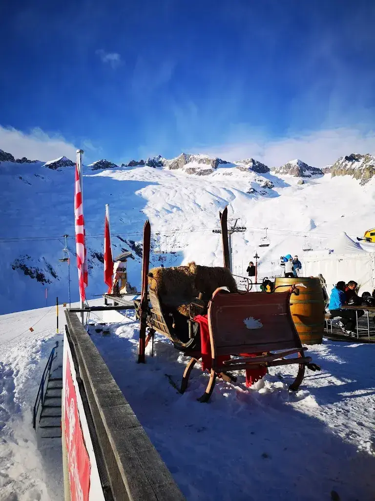 Yvonne Sarah_Riccos Iglu_Belalp_review