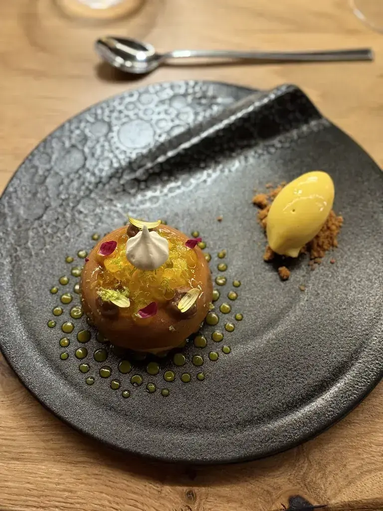 Christian Kemper_A Table by Jérémie Voutaz_Etiez_review