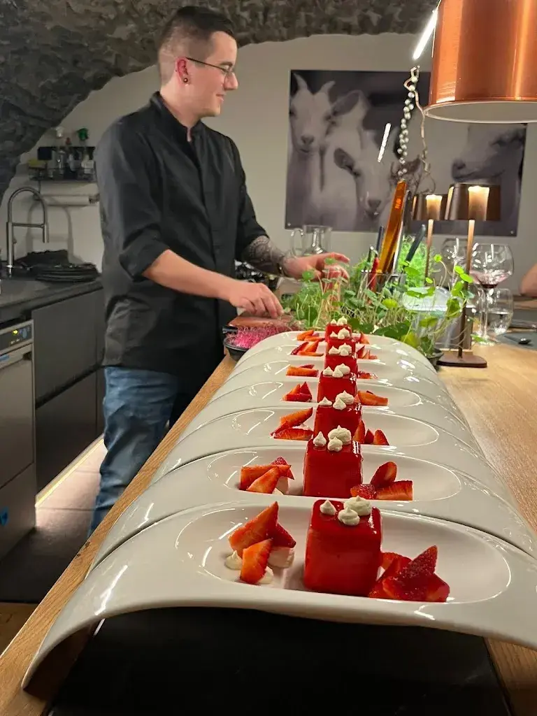 Yolanda_A Table by Jérémie Voutaz_Etiez_review