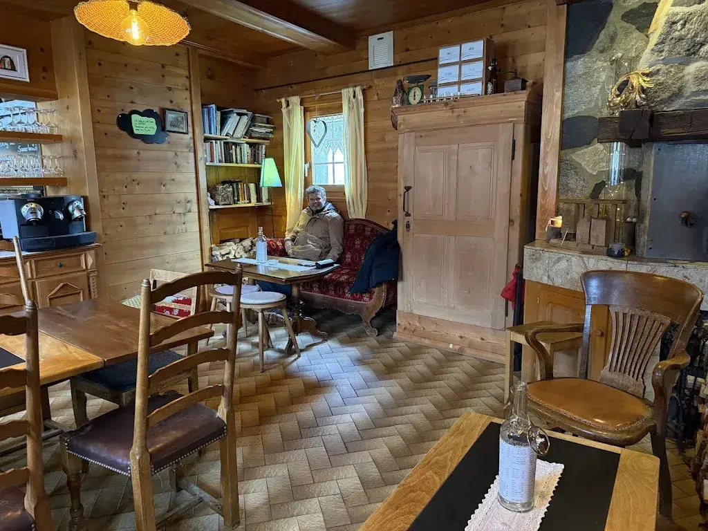 D Hughes_Jagdhittä_Reckingen_review