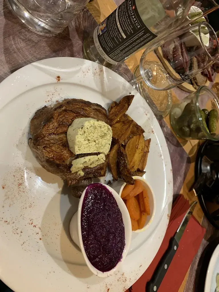 Natasha Ljunggren_Au Vieux Chalet_Nax_review